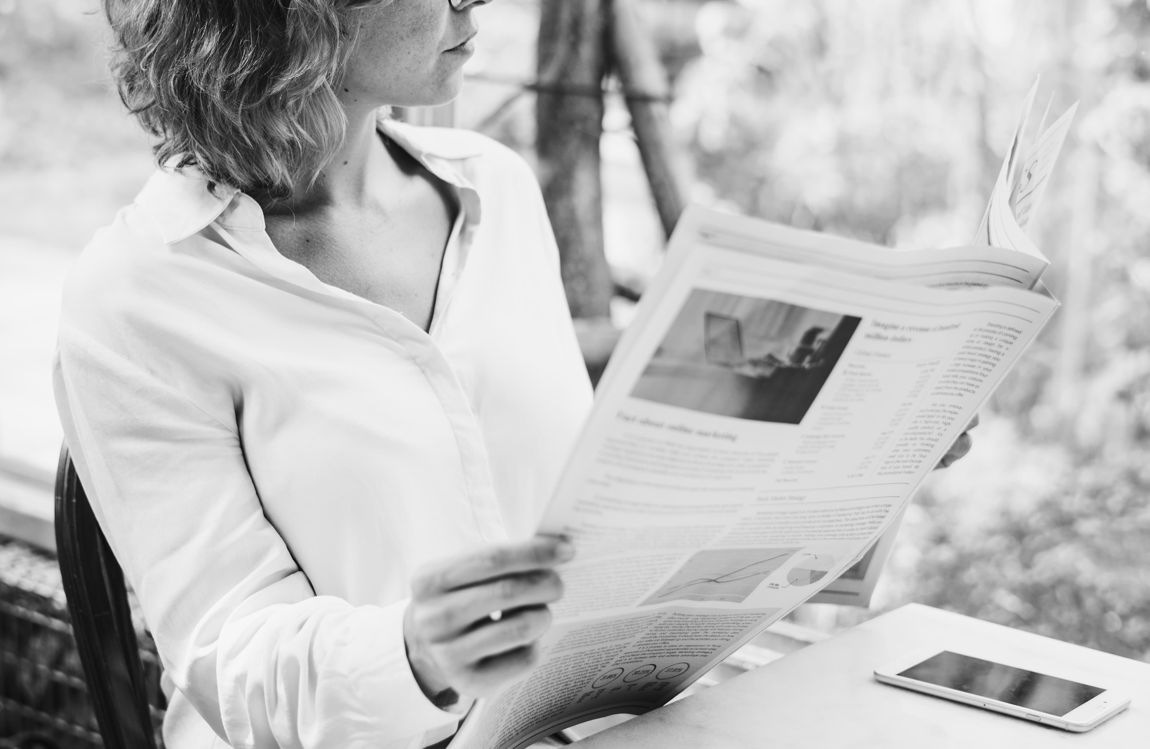 Kvinna läser tidning